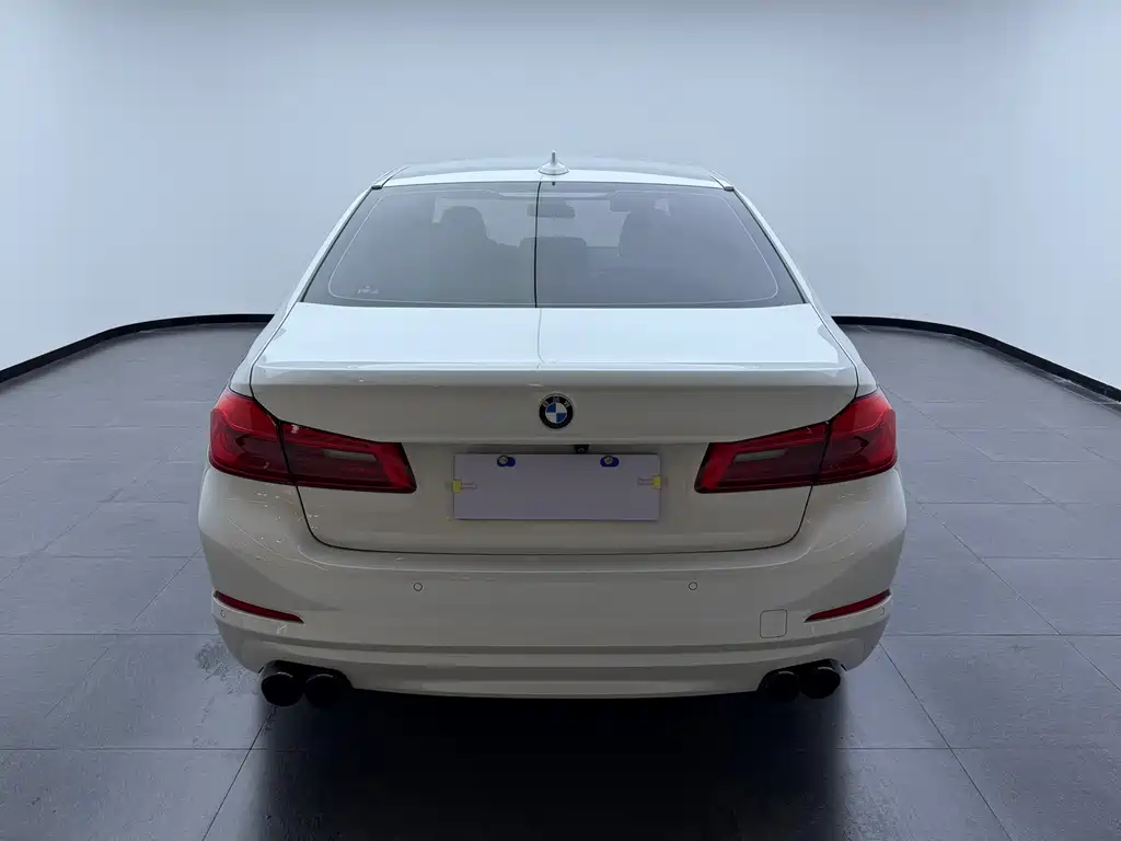 BMW 5 Series — миниатюра 13