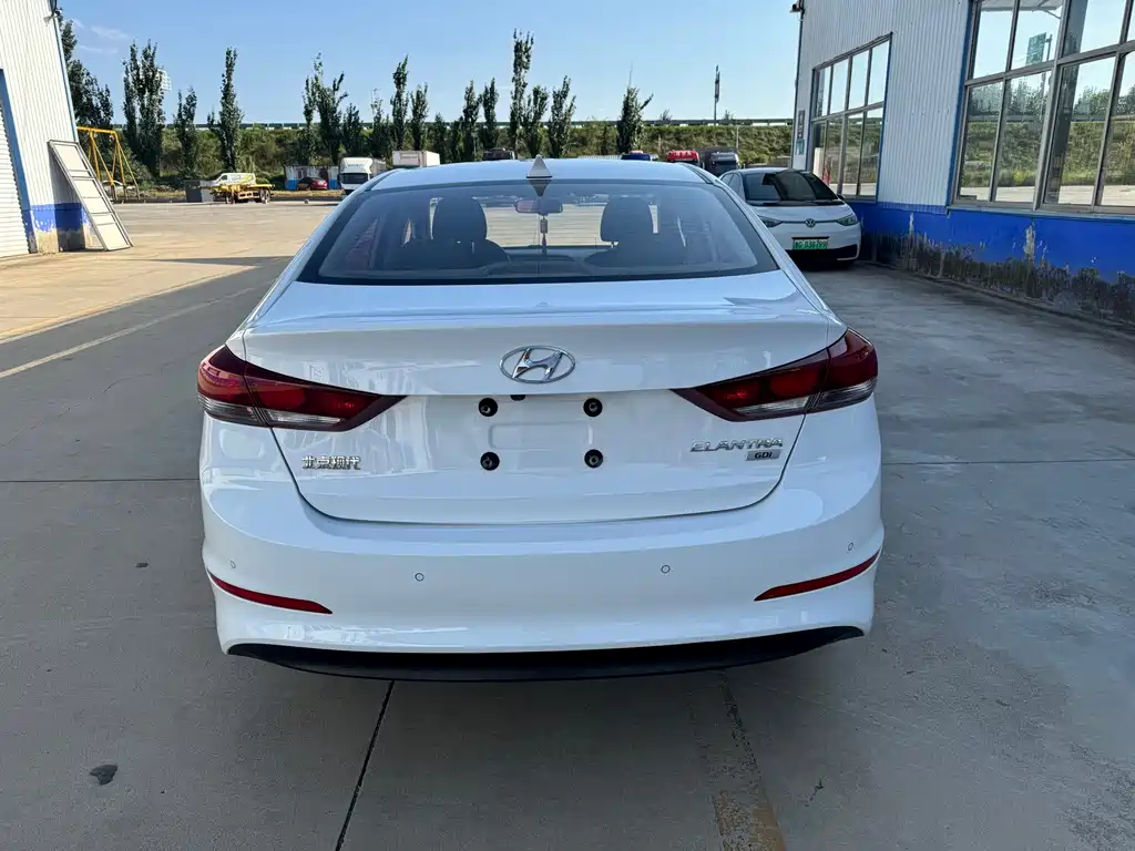 Hyundai Elantra — миниатюра 8