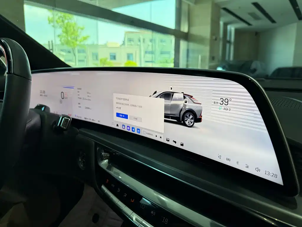 Cadillac Lyriq — миниатюра 12