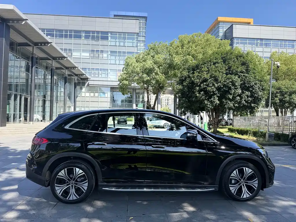 Mercedes-Benz EQE SUV — миниатюра 4