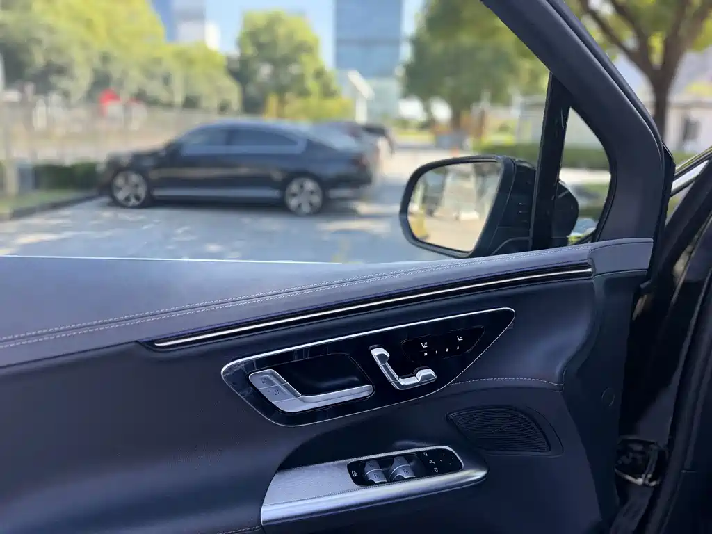 Mercedes-Benz EQE SUV — миниатюра 9