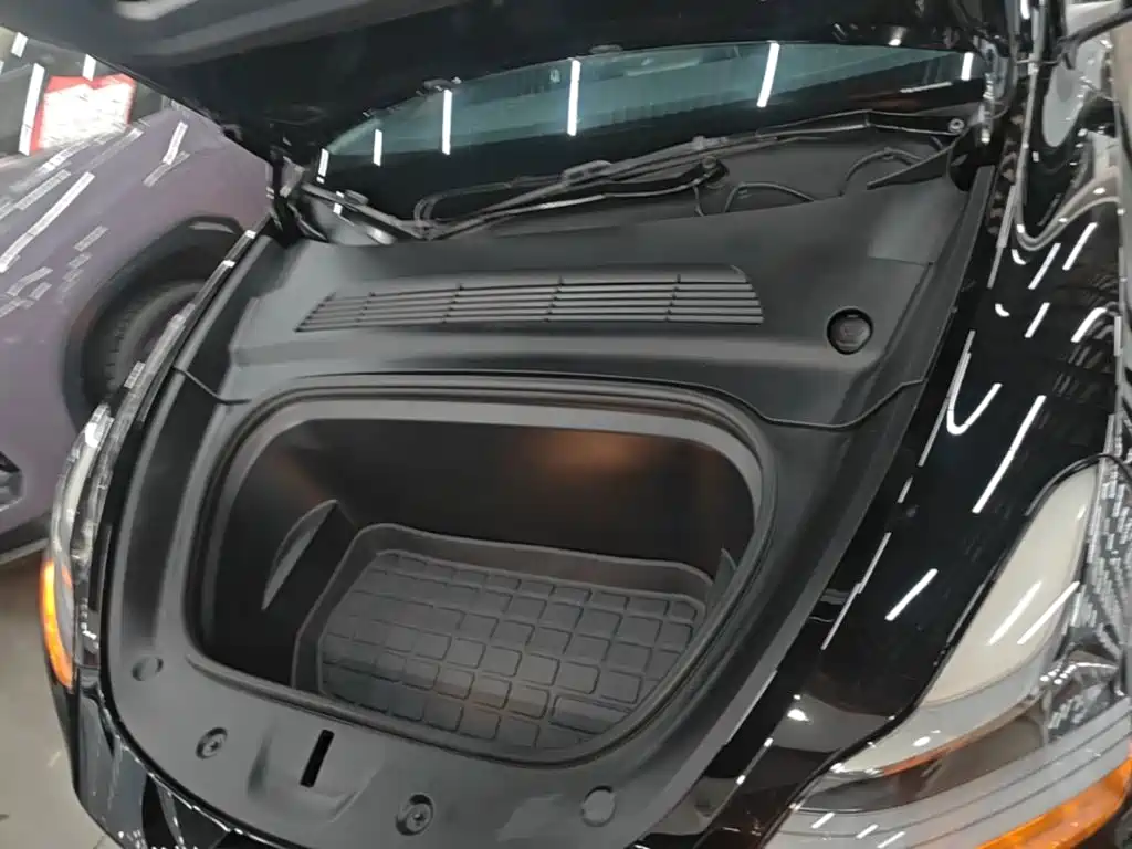 Tesla Model Y — миниатюра 16