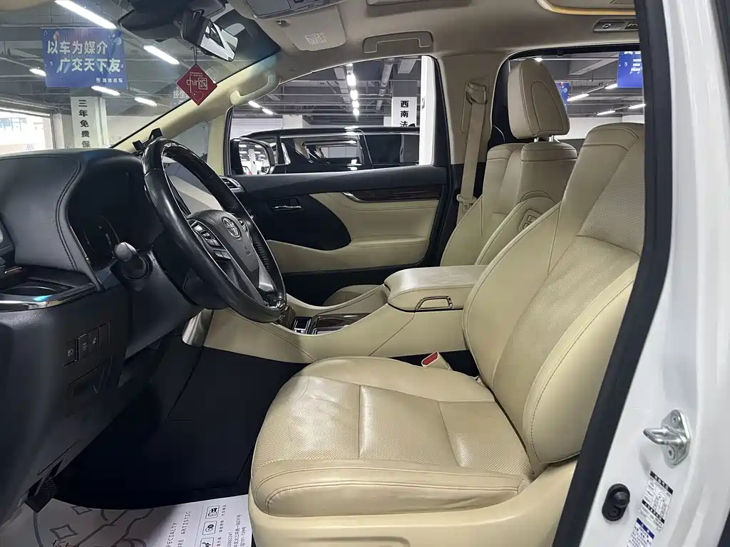 Toyota Alphard — миниатюра 7