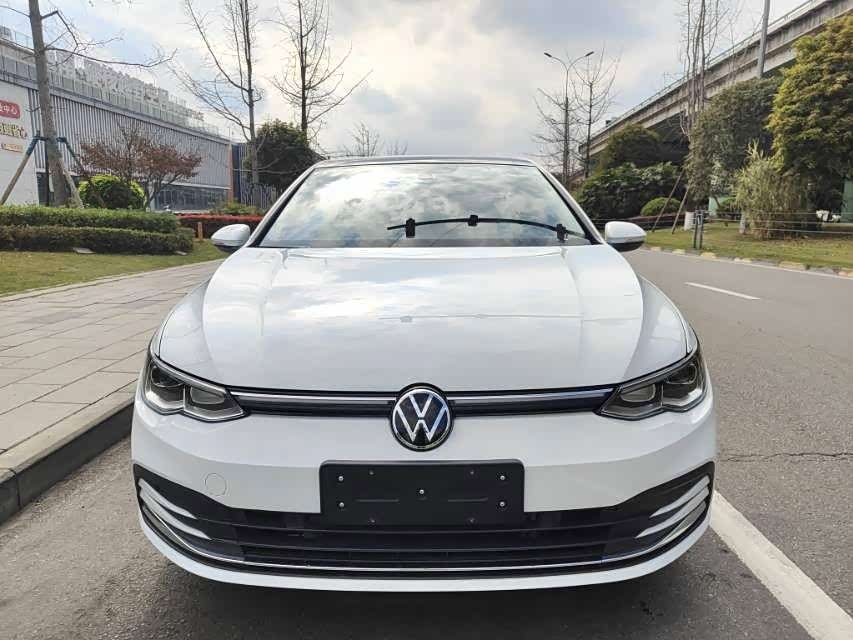 Volkswagen Golf 1.4 л 2023 г. Белый, пробег 20000 км