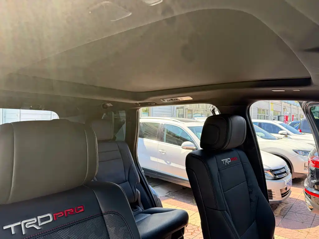 Toyota Sequoia — миниатюра 12