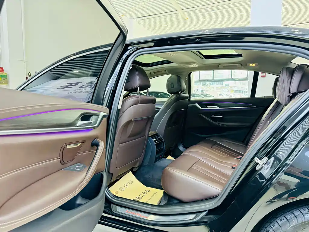 BMW 5 Series — миниатюра 7