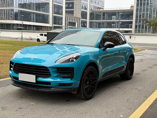 PORSCHE MACAN