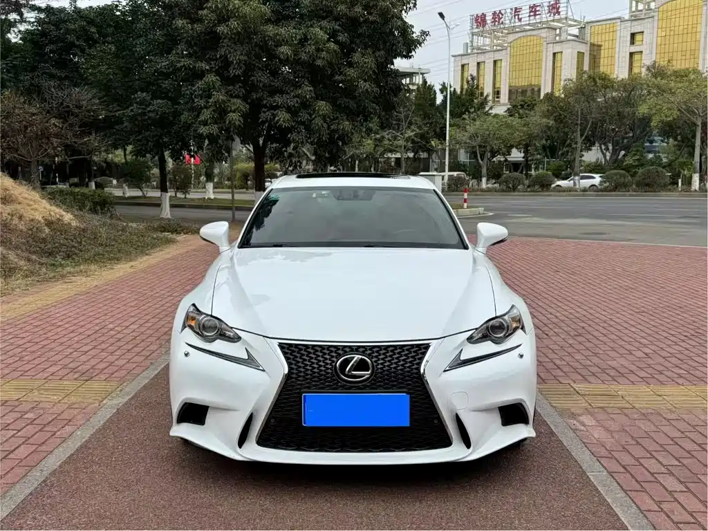 LEXUS IS