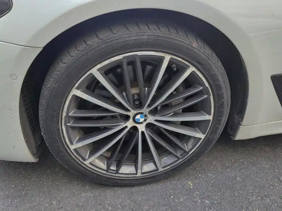 BMW 5 Series — миниатюра 6