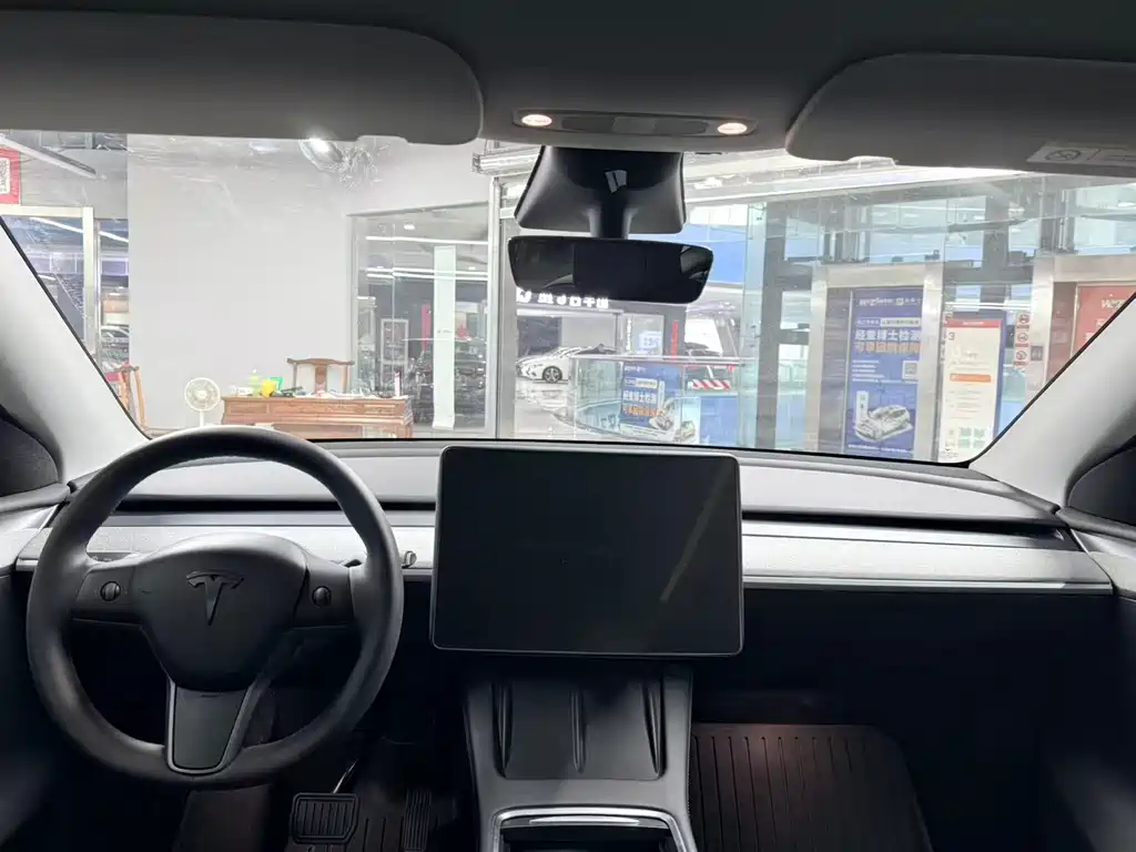 Tesla Model Y — миниатюра 8