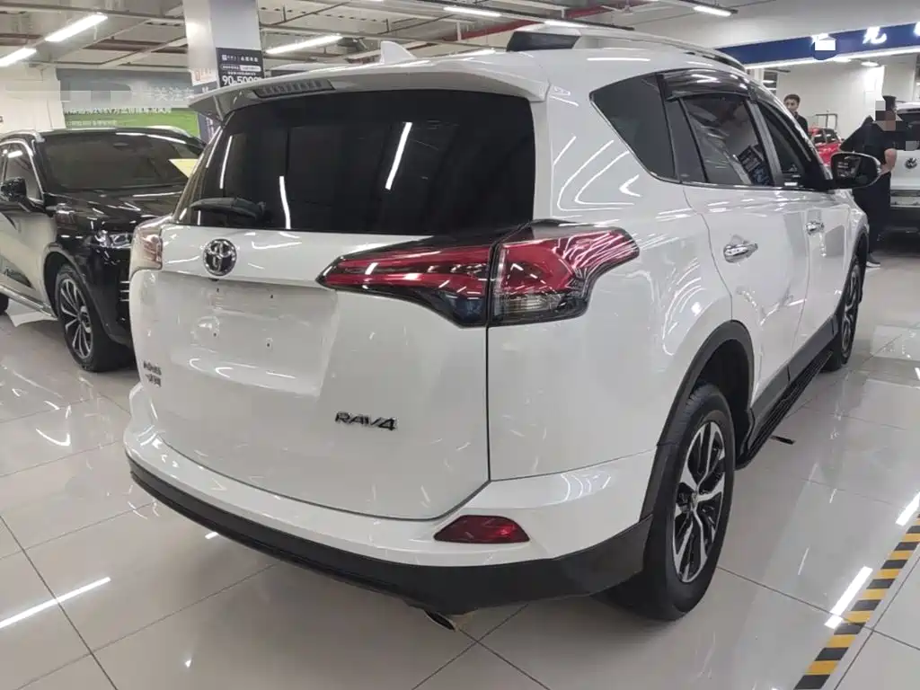 Toyota RAV4 — миниатюра 7