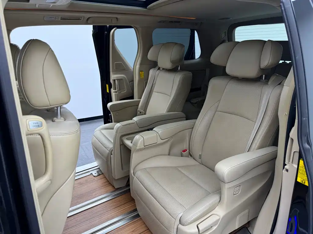 Toyota Alphard — миниатюра 11
