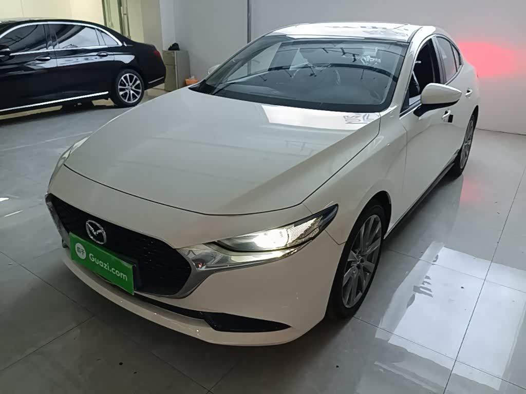 Mazda Mazda3 Axela 2.0 л 2026 г. Белый, пробег 100 км