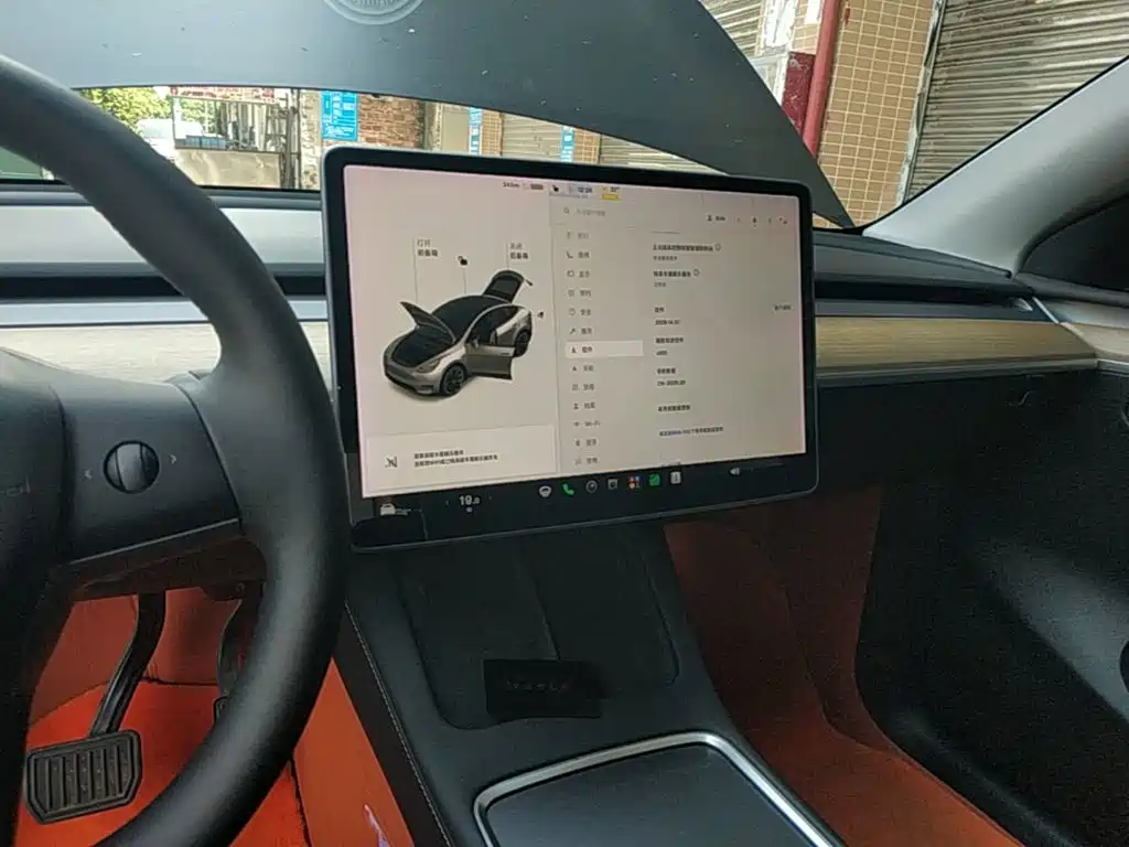 Tesla Model Y — миниатюра 13