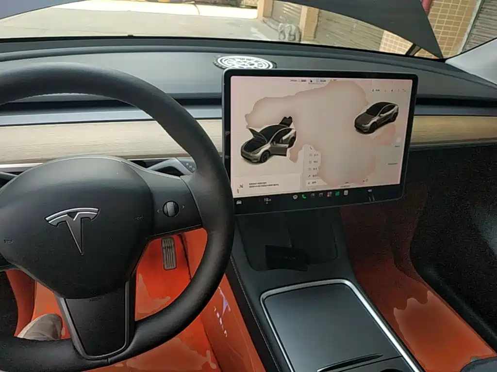 Tesla Model Y — миниатюра 10