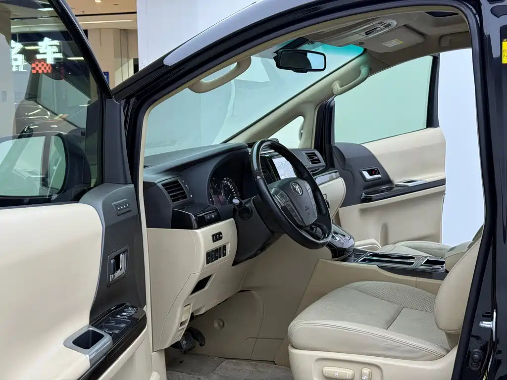 Toyota Alphard — миниатюра 5