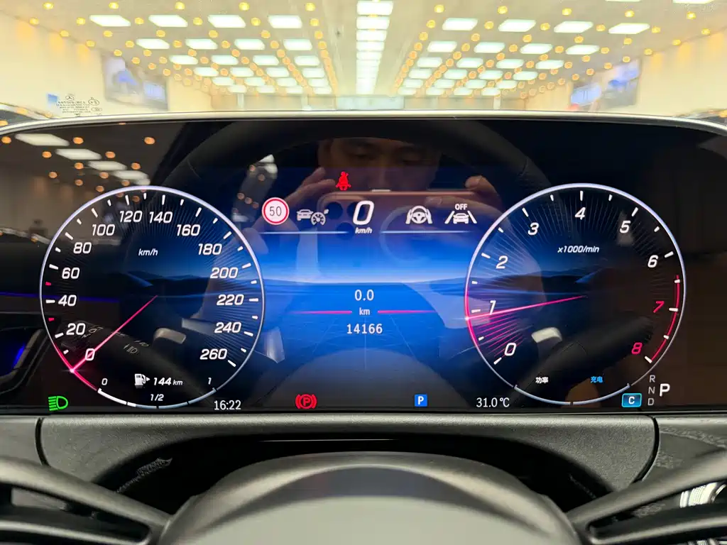 Mercedes-Benz E-Class — миниатюра 8