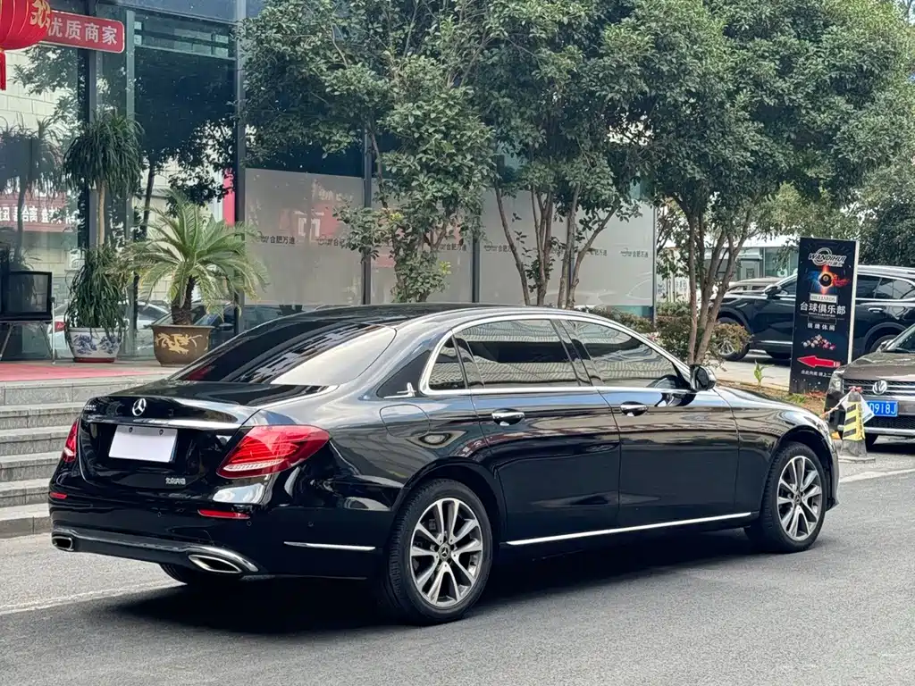 Mercedes-Benz E-Class — миниатюра 8