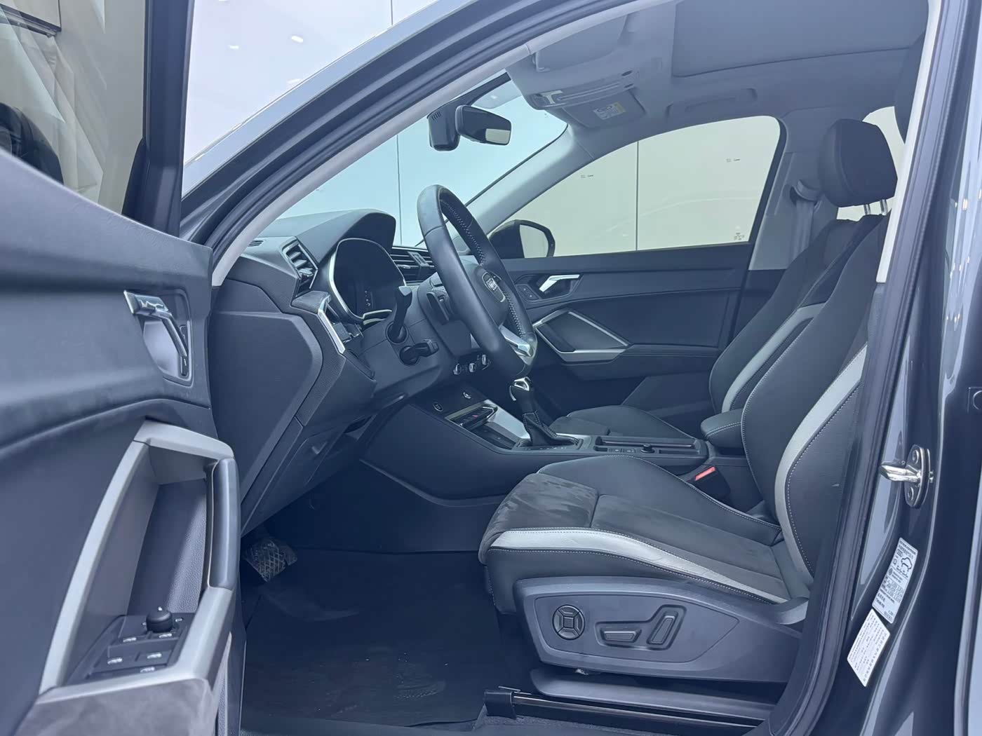 Audi Q3 1.4 л 2022 г. Серебристо-серый, пробег 25000 км
