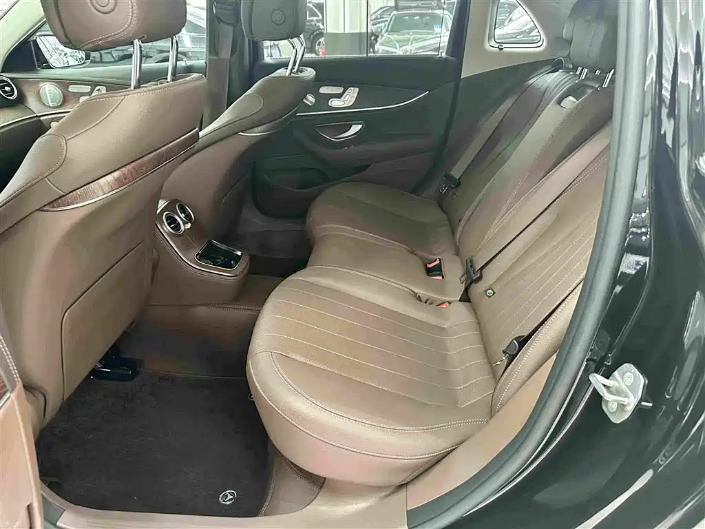 Mercedes-Benz E-Class — миниатюра 13
