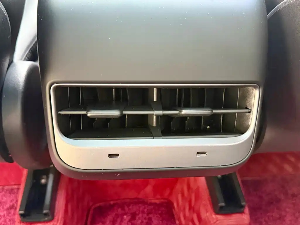 Tesla Model Y — миниатюра 17
