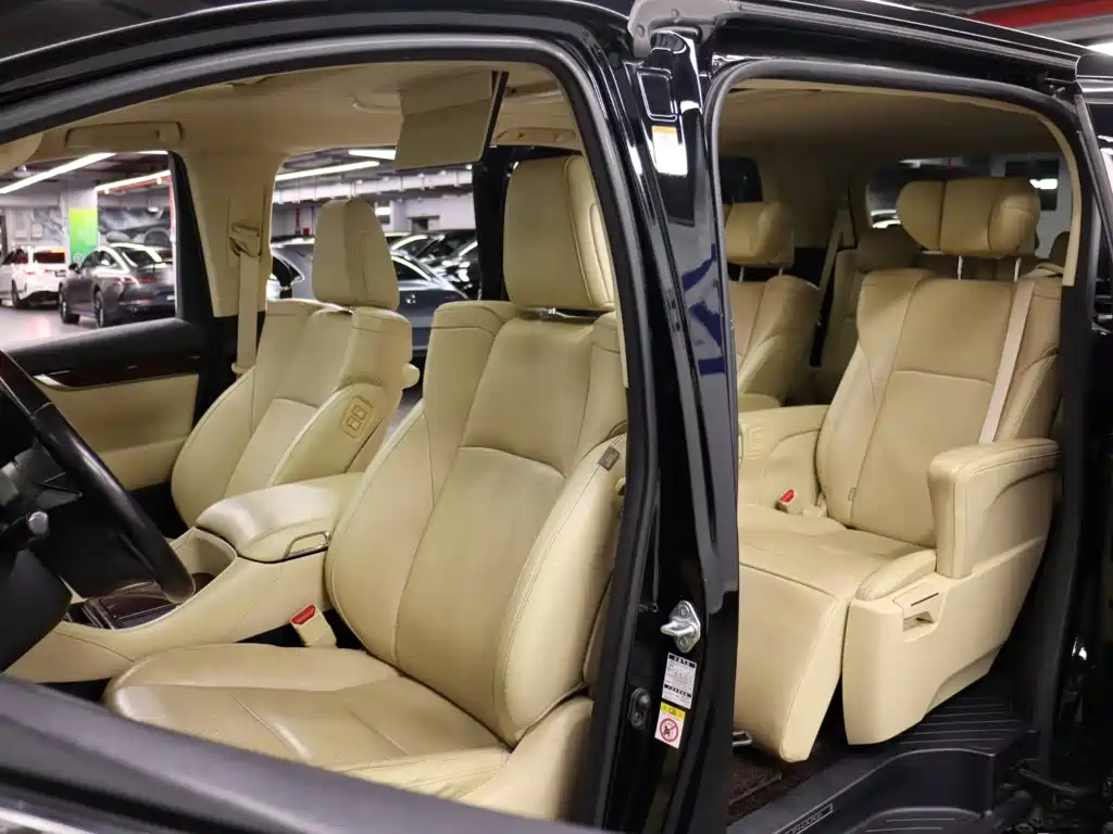 Toyota Alphard — миниатюра 10