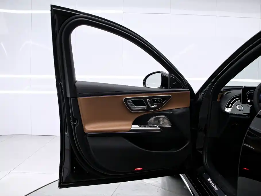 Mercedes-Benz E-Class — миниатюра 12