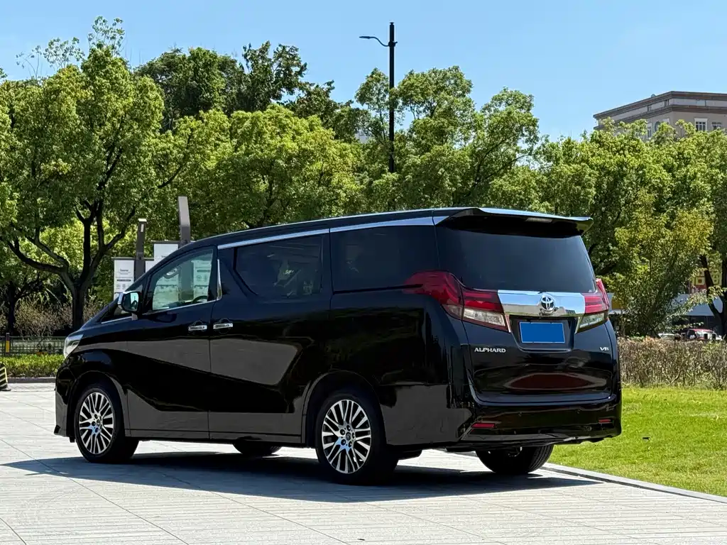 Toyota Alphard — миниатюра 3