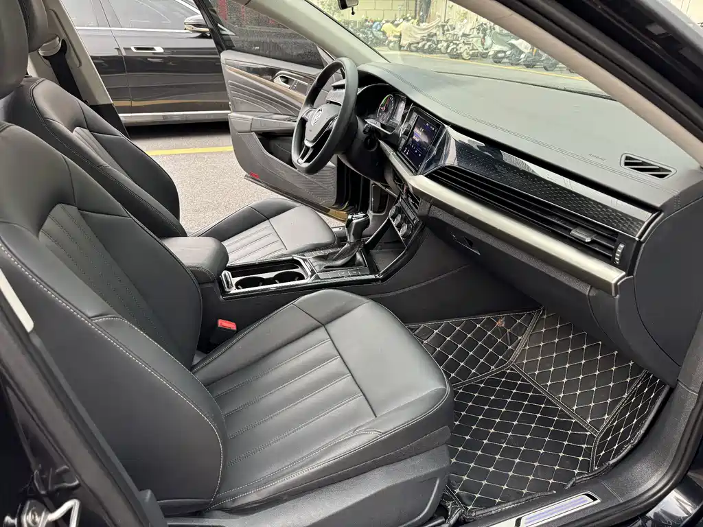 Volkswagen Passat PHEV — миниатюра 11