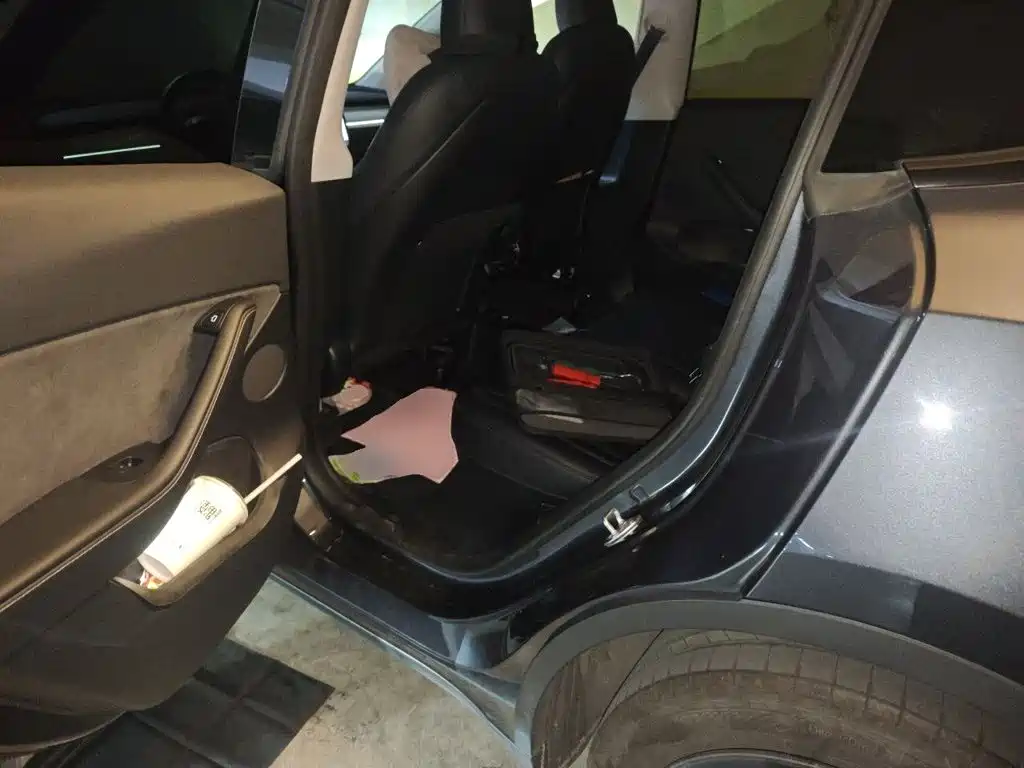 Tesla Model Y — миниатюра 13