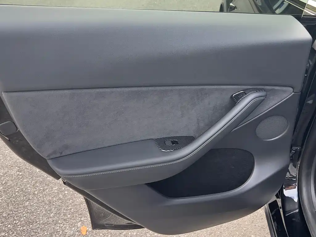Tesla Model Y — миниатюра 17