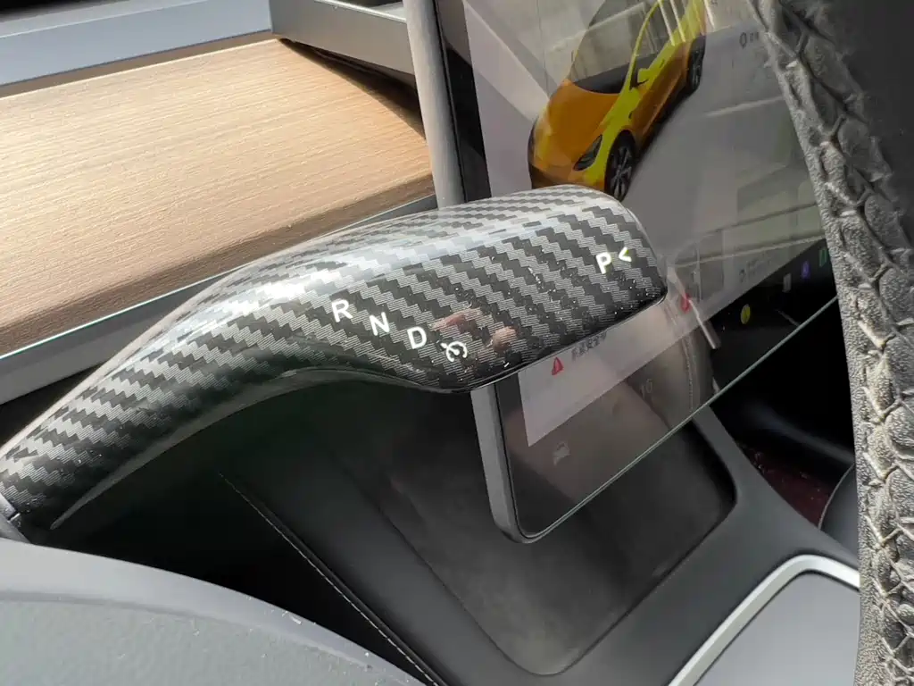 Tesla Model Y — миниатюра 9