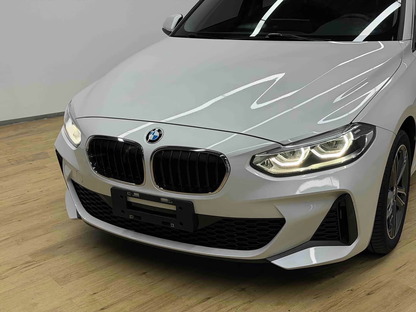 BMW 1 Series 1.5 л 2021 г. Белый, пробег 28800 км