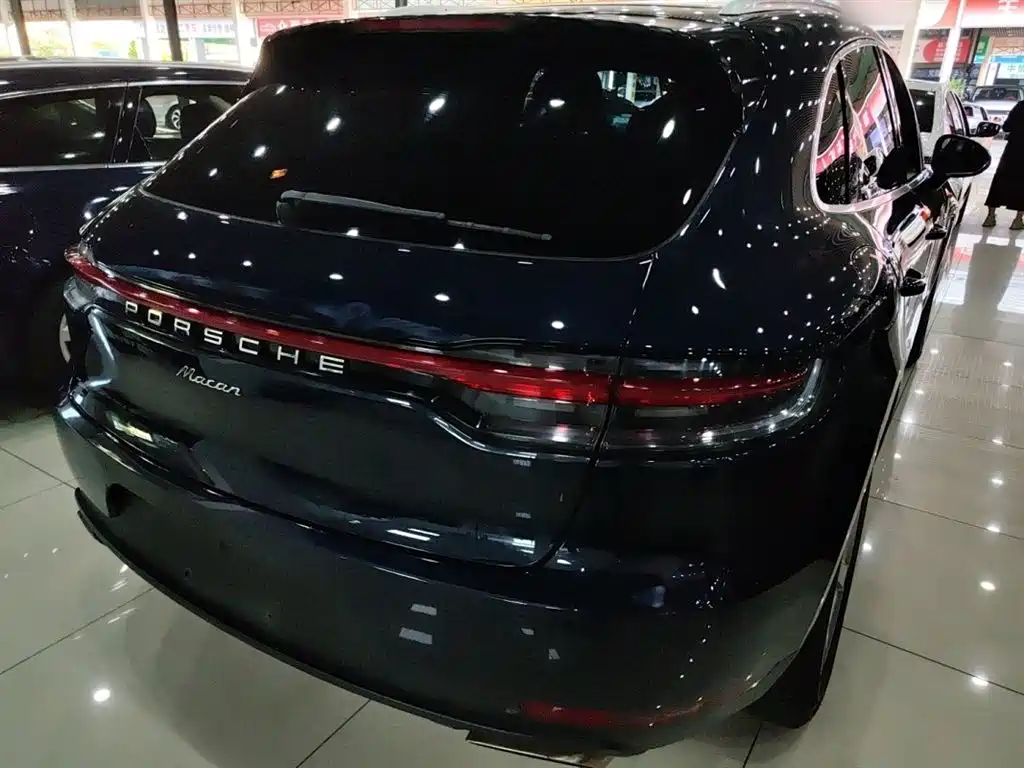 PORSCHE MACAN