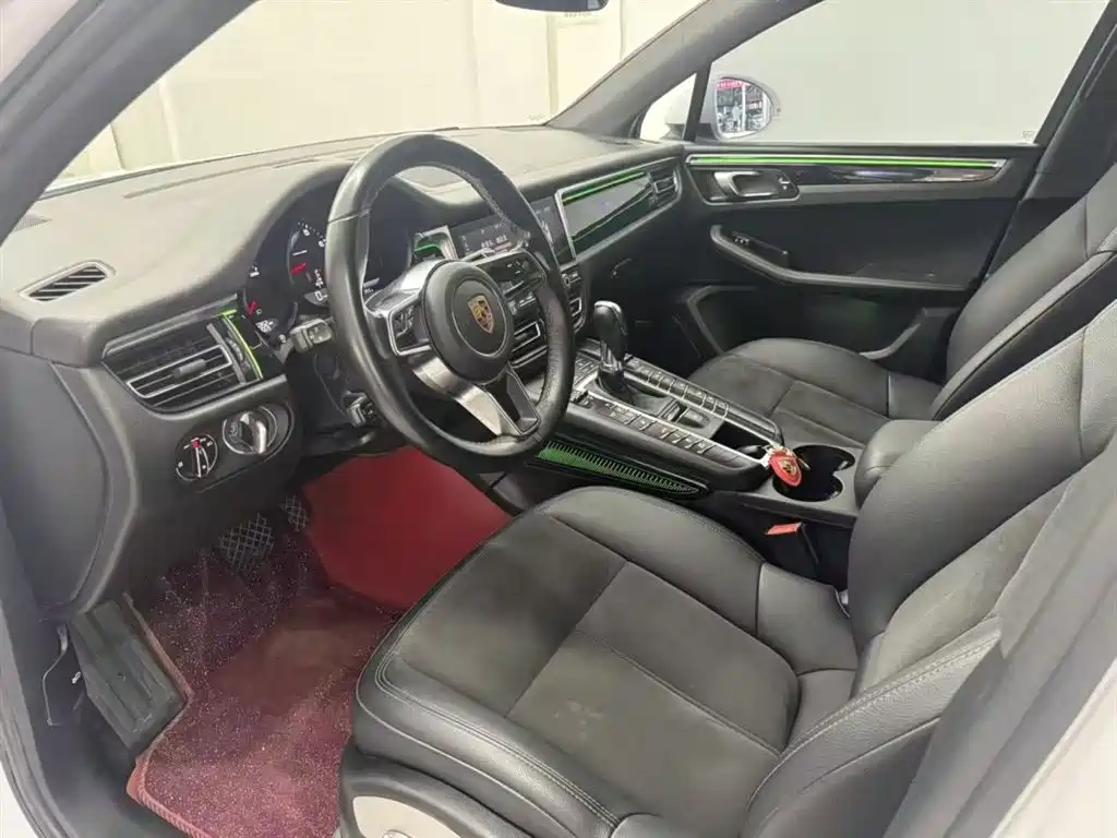 PORSCHE MACAN