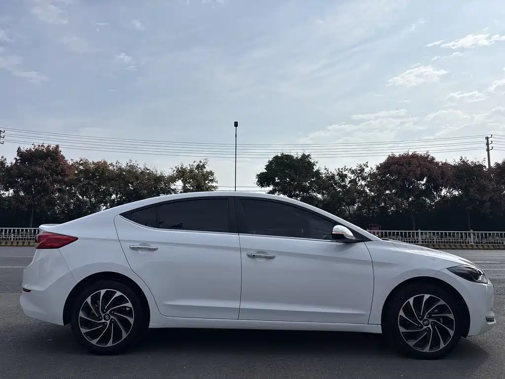 Hyundai Elantra — миниатюра 6