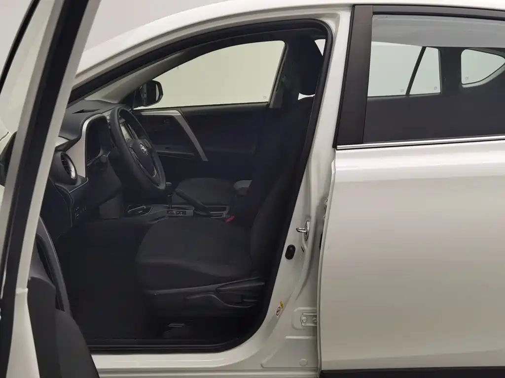 Toyota RAV4 — миниатюра 10