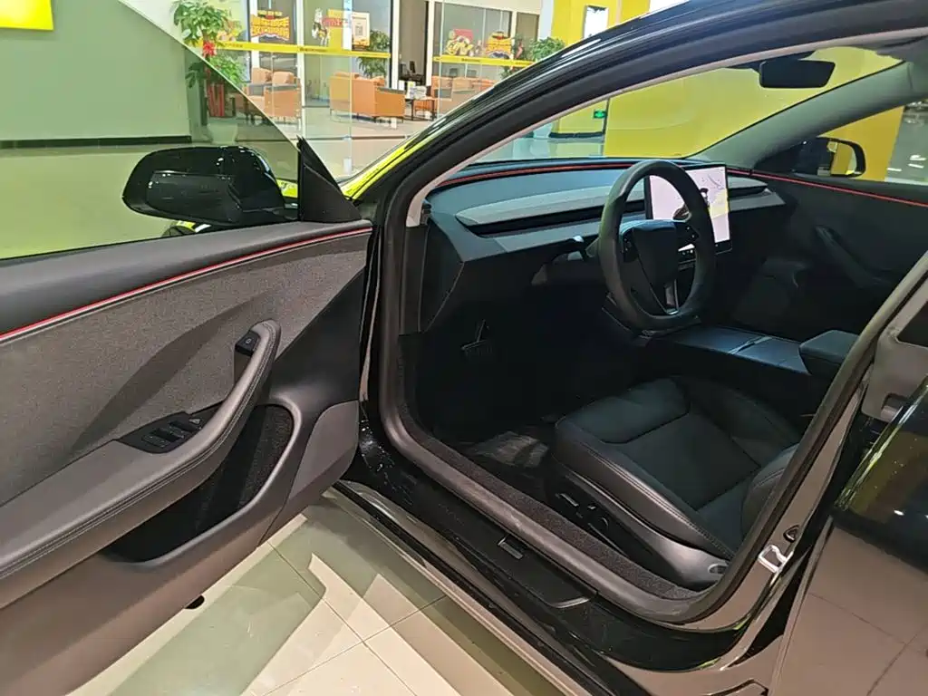 Tesla Model 3 — миниатюра 16