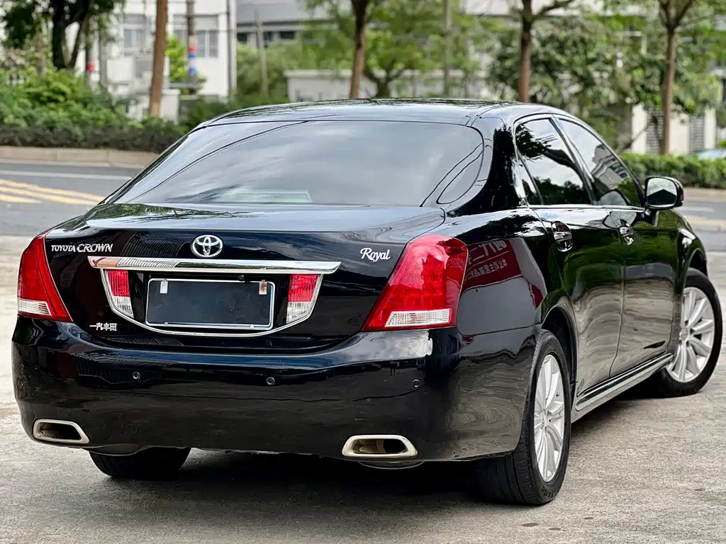 Toyota Crown — миниатюра 10