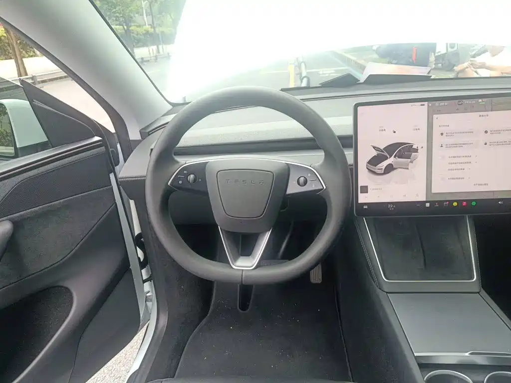 Tesla Model Y — миниатюра 11