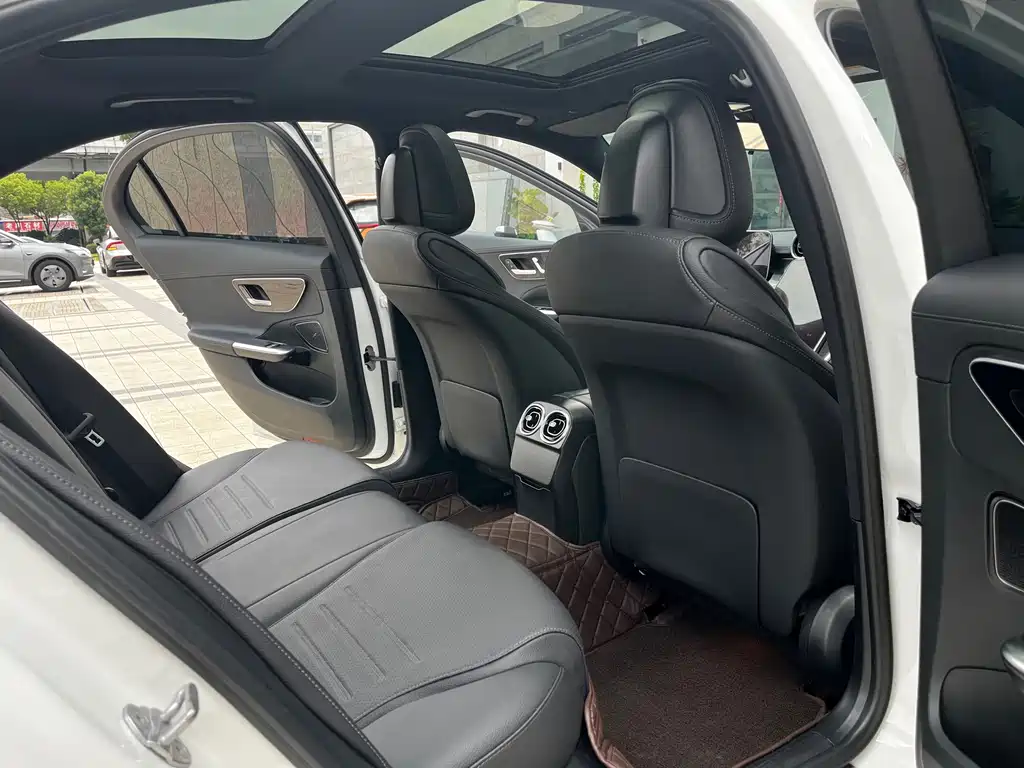 Mercedes-Benz C-Class — миниатюра 12