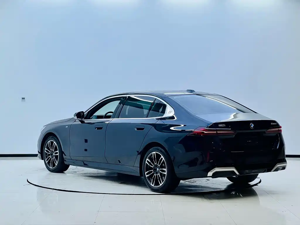 BMW 5 Series — миниатюра 4