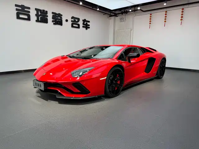 LAMBORGHINI AVENTADOR