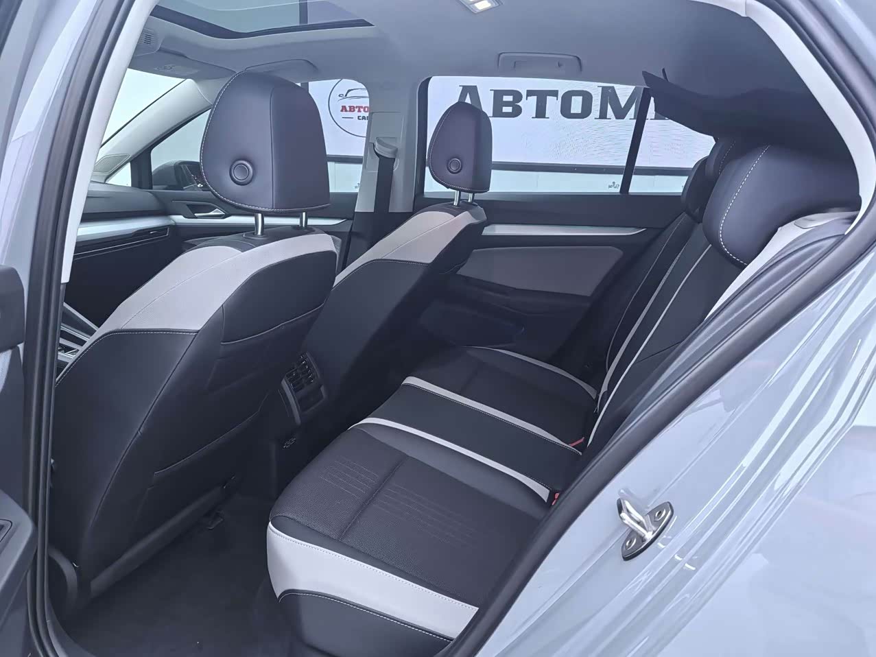 Volkswagen Golf 1.4 л 2024 г. Серебристо-серый, пробег 10000 км