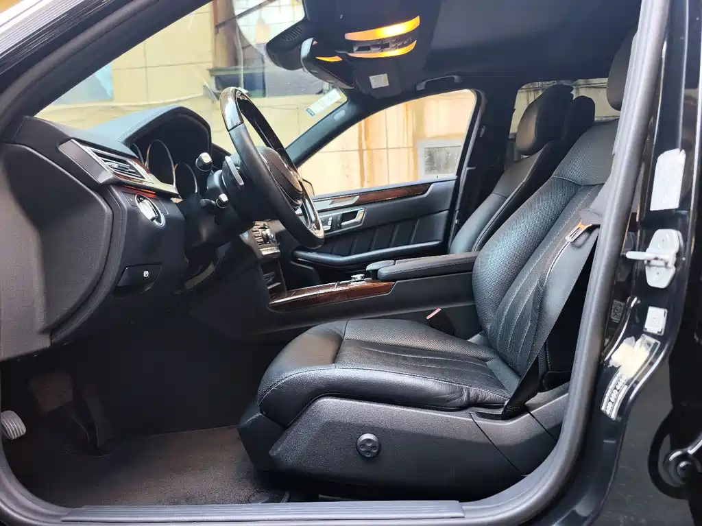 Mercedes-Benz E-Class — миниатюра 9