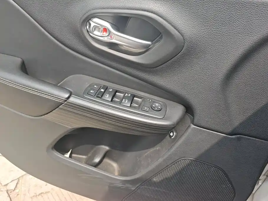 Jeep Cherokee — миниатюра 7