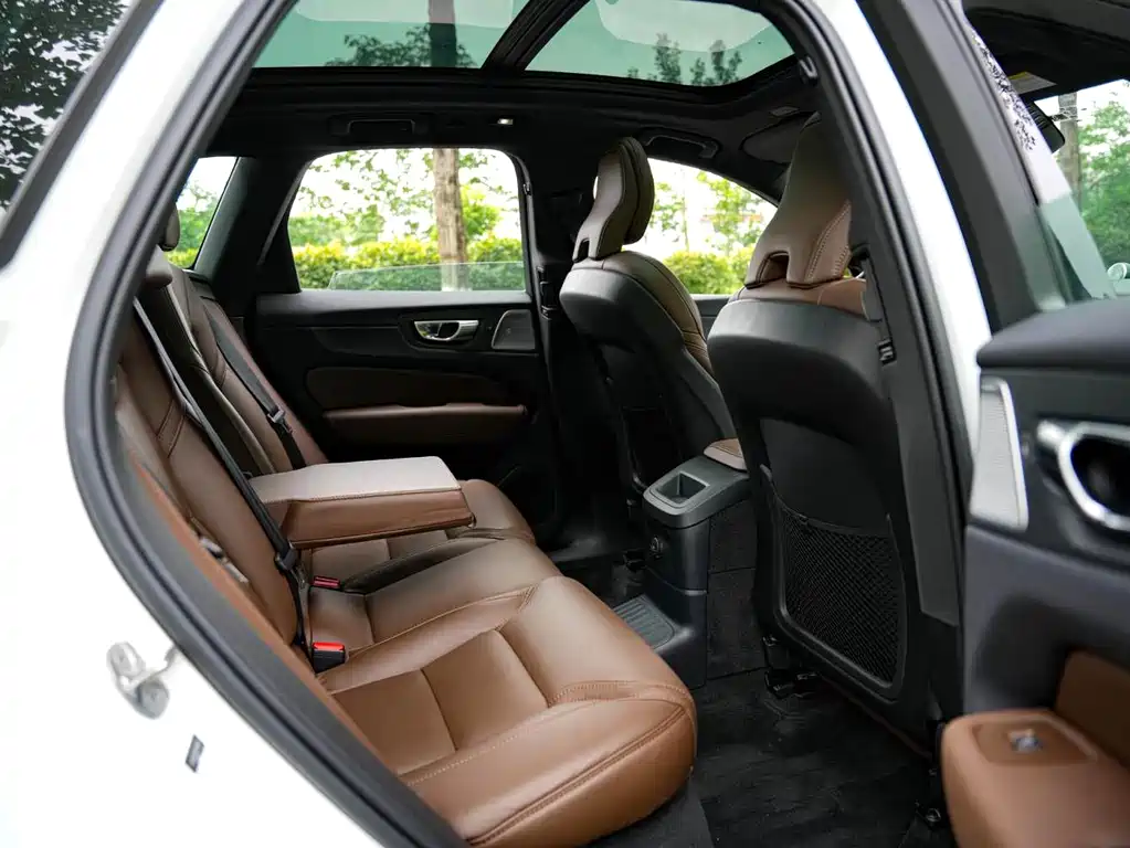 Volvo XC60 PHEV — миниатюра 11