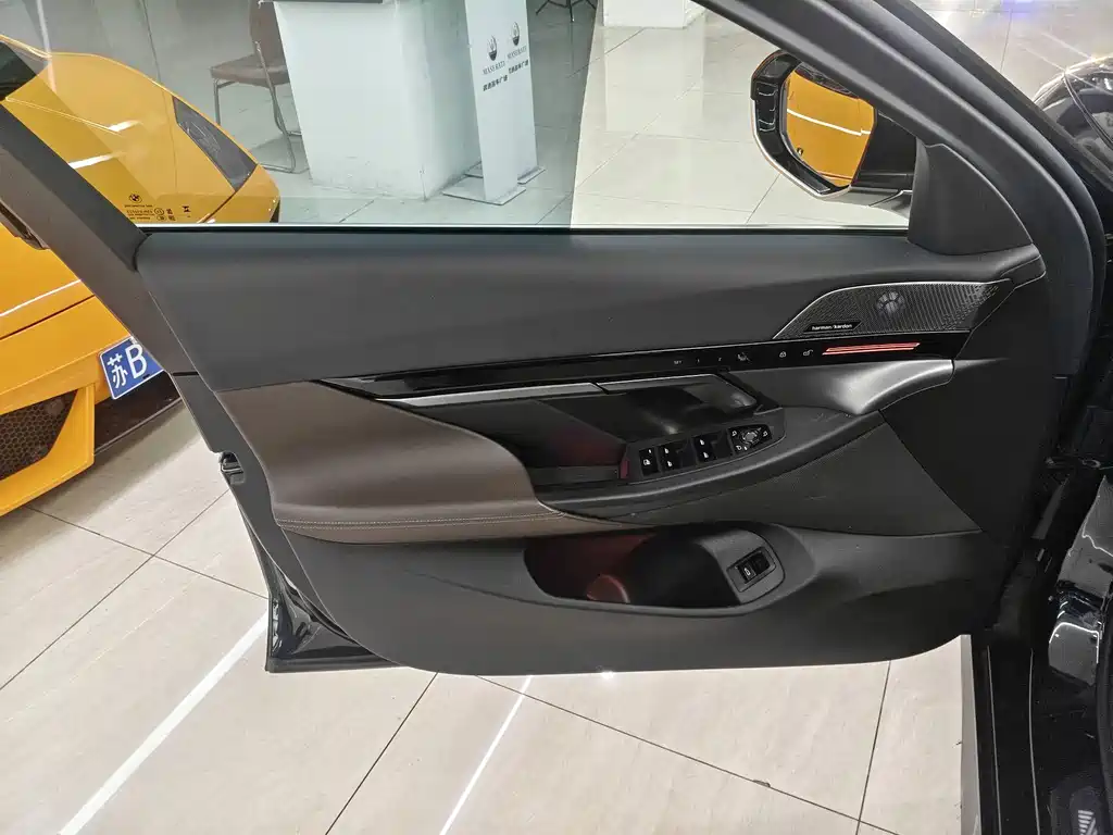 BMW 5 Series — миниатюра 5