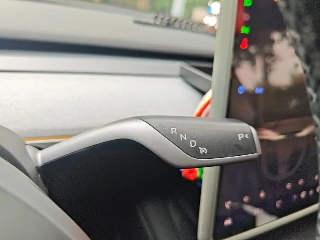Tesla Model Y — миниатюра 10
