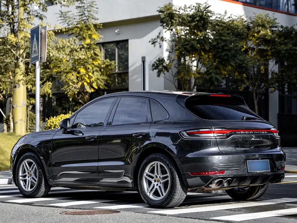 PORSCHE MACAN